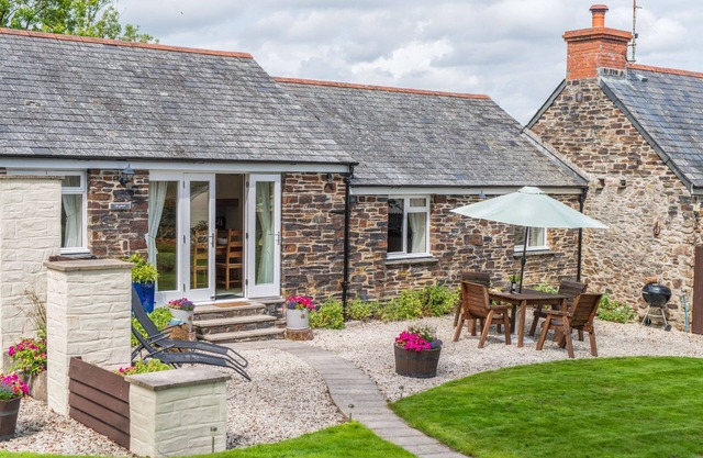 Beautiful family/dog friendly cottage - rural setting & Country Club membership.