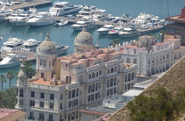 Beautiful family-friendly apartment near the beach