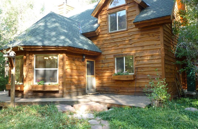 Beautiful family friendly cabin on the Weber river.
