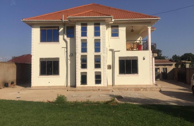 Beautiful family home with spacious garden for rentals, close to the Golf course