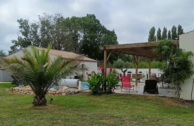 Beautiful family villa with swimming pool, large garden, quiet location, close to the sea