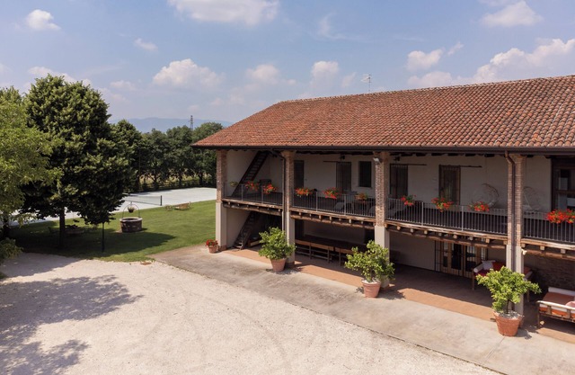 Beautiful farmhouse convenient to Lake Garda, and surrounded by greenery