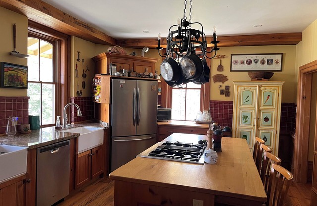 Beautiful farmhouse in the rolling hills of Mulmur 1.5 hrs north of Toronto