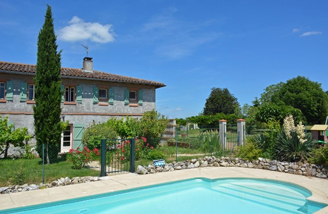 Beautiful farmhouse with pool, 35 minutes west of Toulouse, family-friendly
