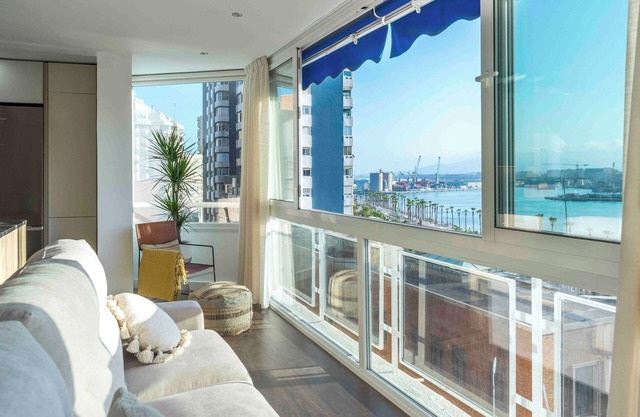 Beautiful flat with sea views by SharingCo