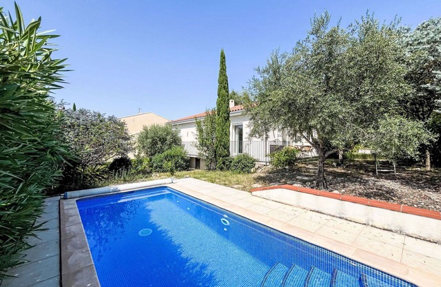 Beautiful private villa for 6 people with WIFI, A/C, private pool, TV, patio and parking