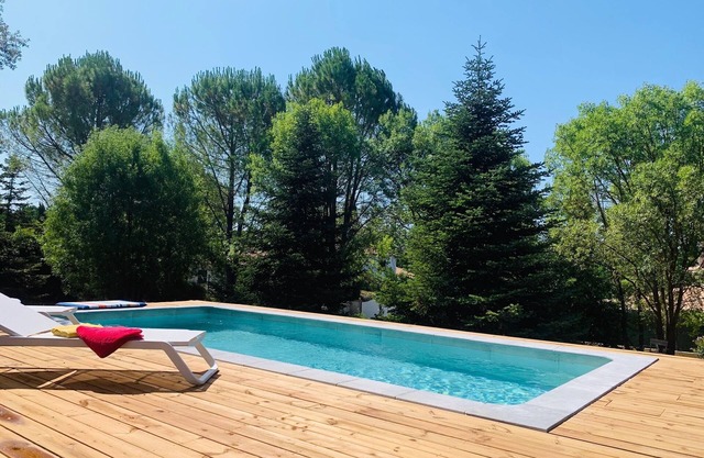 Beautiful villa on 2000m2 garden ten minutes from the town center with swimming pool