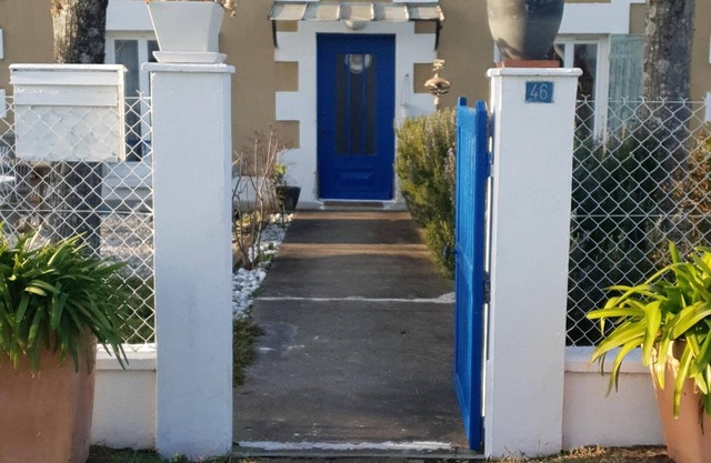 Beautiful Charentais house with garden, sleeps 8 to 15, on the Giro estuary