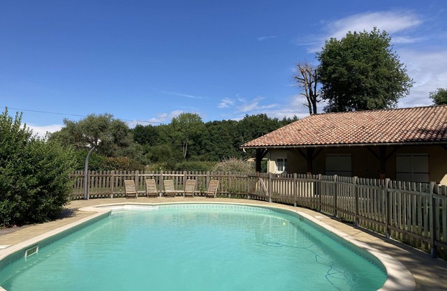 Beautiful group accommodation in the heart of the Gironde forest