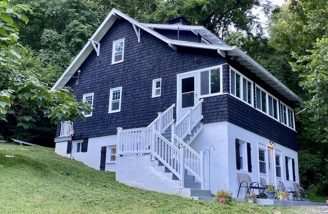 Beautiful historic 1916 Farmhouse and Country Home in the Blue Ridge Mountains
