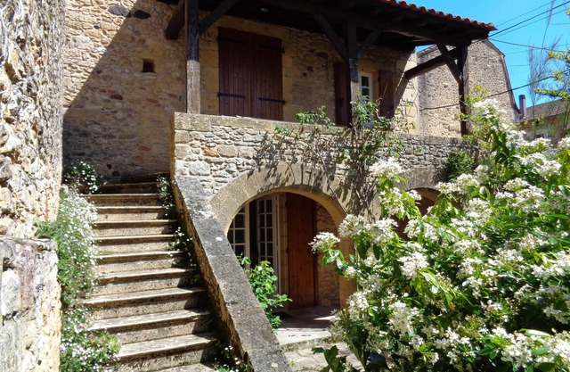 beautiful house 18th cen time fans of old stones and history