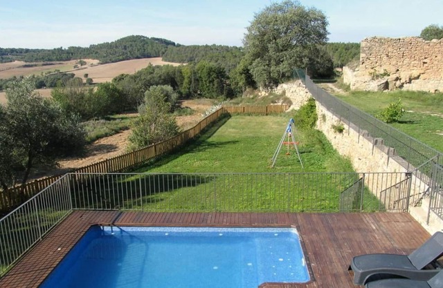 Beautiful holiday home with stunning views. Private pool and barbecue.