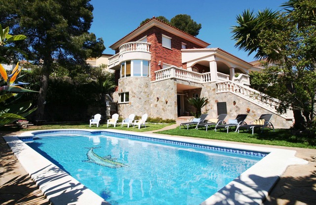 Beautiful holiday villa in Calafell with private pool
