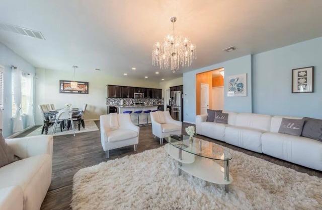 Beautiful home, 2 living rooms, group getaway, in welcoming Austin