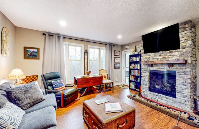 Beautiful home close to outdoor activities with WiFi, private washer/dryer, deck