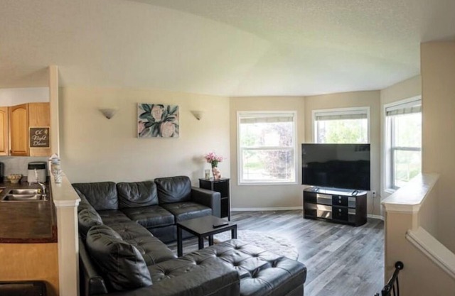 Beautiful home in quiet neighbourhood, sleeps 10!