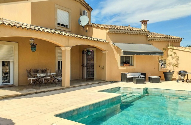 Beautiful home in Cabannes