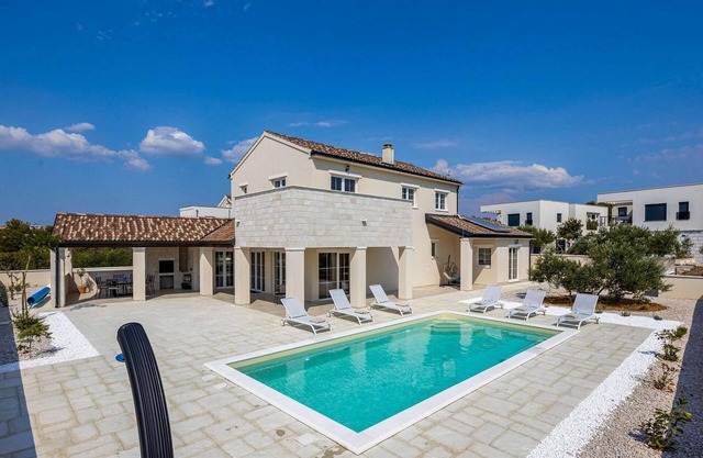 Beautiful home in Otok Murter with WiFi