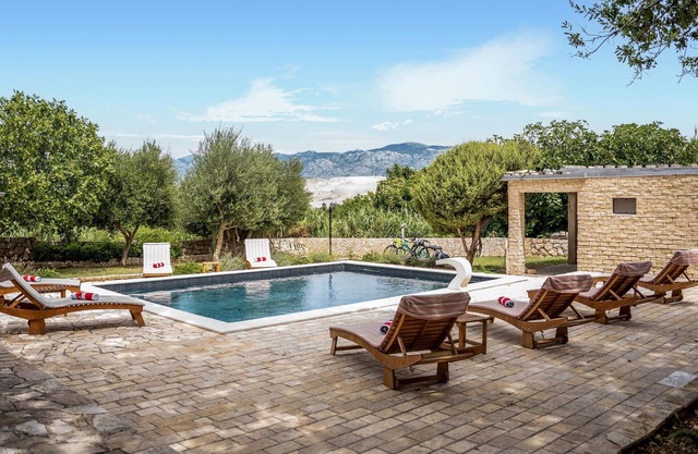 Beautiful home in Pag