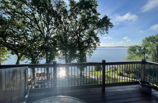 Beautiful home on Clear Lake! Amazing views 🌅 Great fishing 🎣 Great boating 🚤