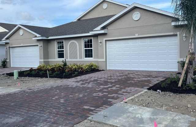 Beautiful home 2 + den with great amenities.