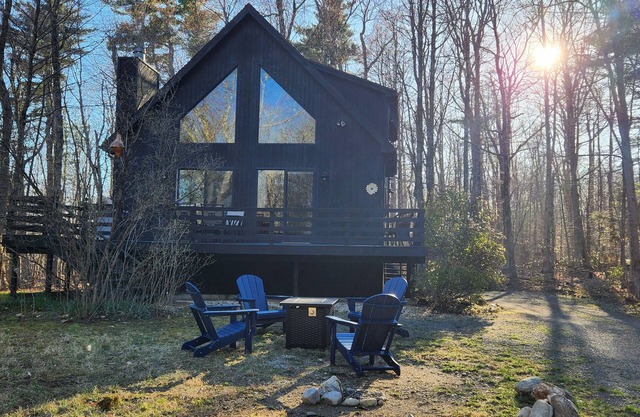 Beautiful Home w/Hot Tub in a Private Lake Community