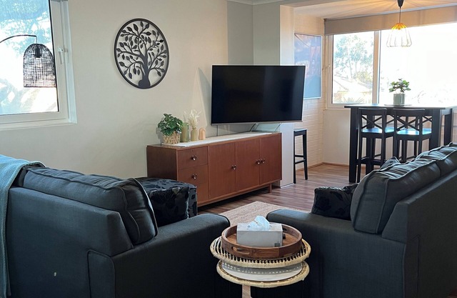 Beautiful homely Vic Park apartment with City views