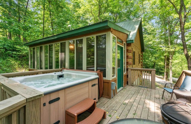 Beautiful Hot Tub Cabin Near Patoka Lake!