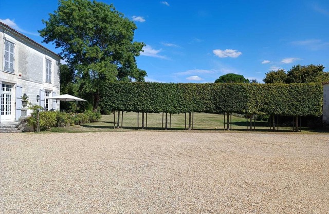 Beautiful house with swimming pool on the banks of the Charente river