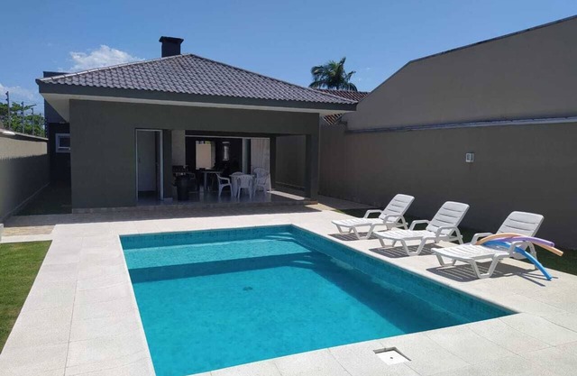 BEAUTIFUL HOUSE IN CAIOBÁ WITH POOL - MATINHOS, PARANÁ FOR 12 PERSONS