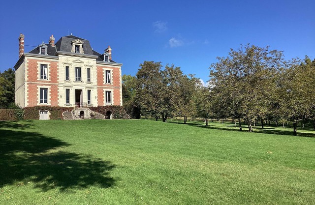 Beautiful house in the Loir valley, a real plus with the pool area.