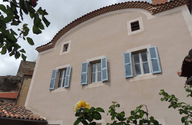 BEAUTIFUL HOUSE OF CHARACTER IN THE CLASS VILLAGE OF VILLENEUVE-LEMBRON