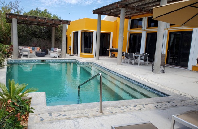 Beautiful House, Private Yard & Pool, Outdoor Seating, Garage Space, Sleeps 6.