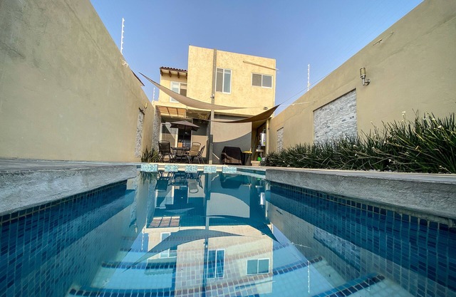 Beautiful house w heated private pool/downtown
