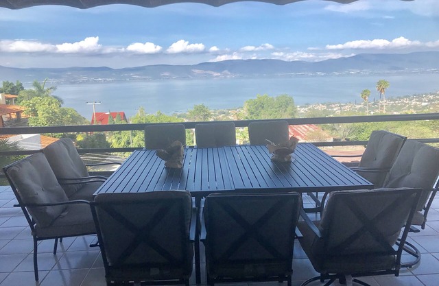 BEAUTIFUL HOUSE WITH A FULL VIEW TO THE LAKE OF CHAPALA AND MOUNTAINS