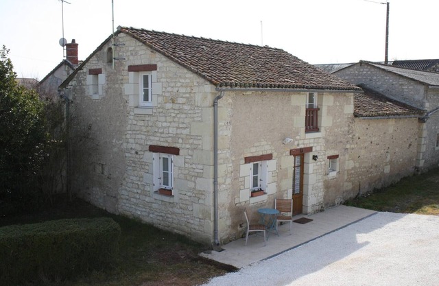 Beautiful house with swimming pool, 15mn from Futuroscope, sleeps 4