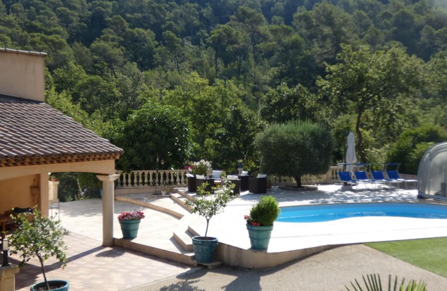 beautiful independent apartment in villa with swimming pool in a quiet area close to amenities