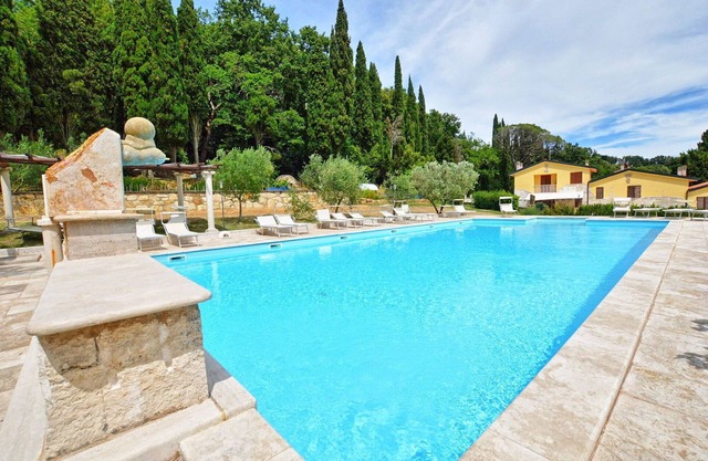 Beautiful apartment for 6 people with pool and parking
