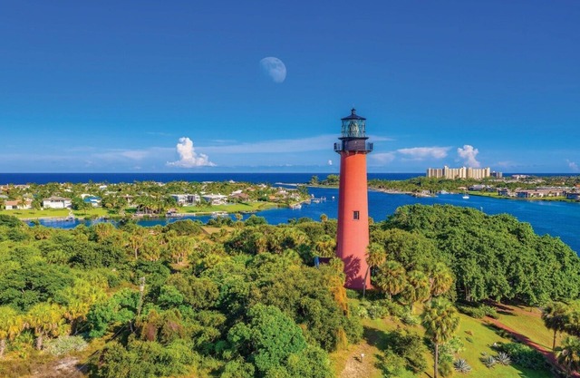 Beautiful Jupiter 3/2.5 + Loft Condo only steps from the beach on Carlin Park!
