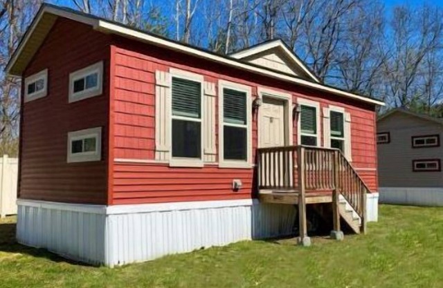 Beautiful Lake George Cottage