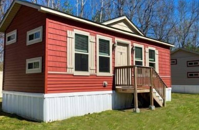 Beautiful Lake George Cottage