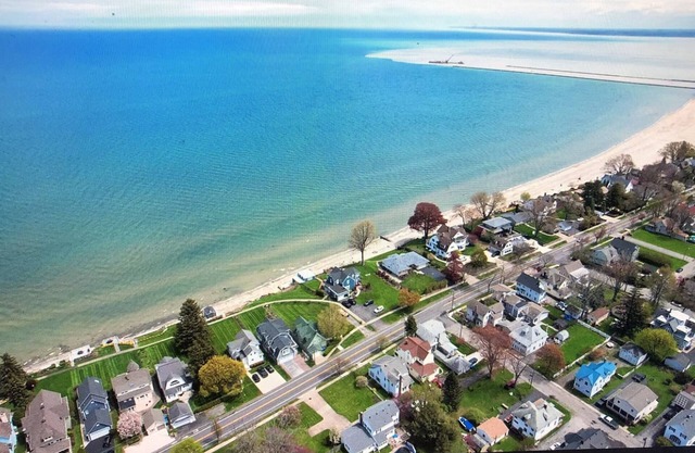 Beautiful Lake home, Private Beach with a 5-minute walk to the Public Beach Area