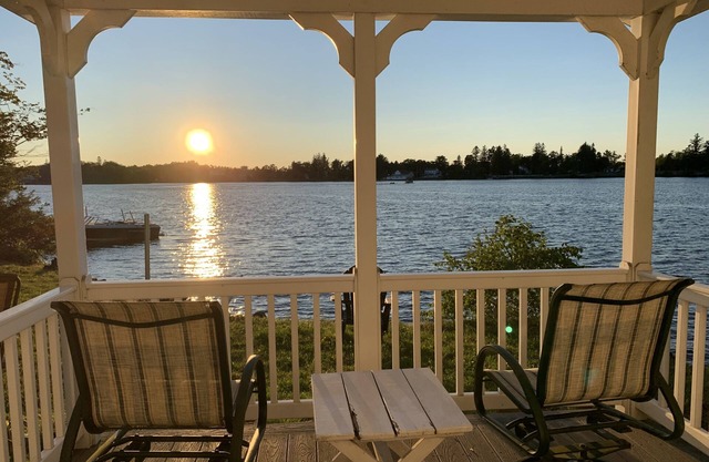 Beautiful Lake House with Stunning Sunsets
