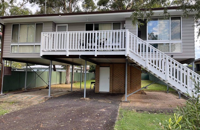 Beautiful Lake view cottage. Newly renovated. A few steps from lake