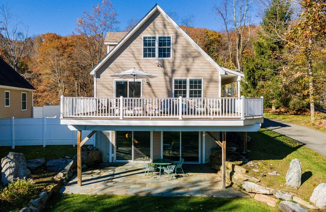 Beautiful Lake View House Overlooking Peaceful Whaley Lake