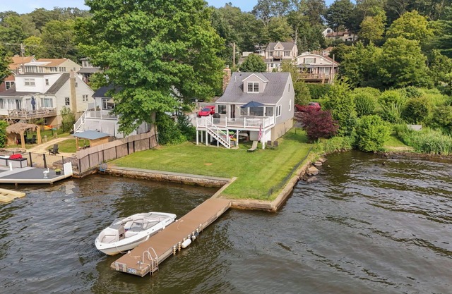 Beautiful Lakefront Home with Amazing Lake Views. Dog Friendly!