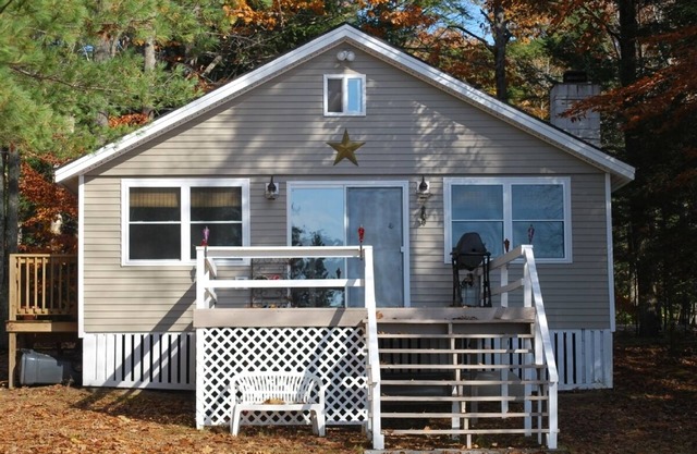 Beautiful lakefront cabin with private beach in secluded cove - Sunrise Lake