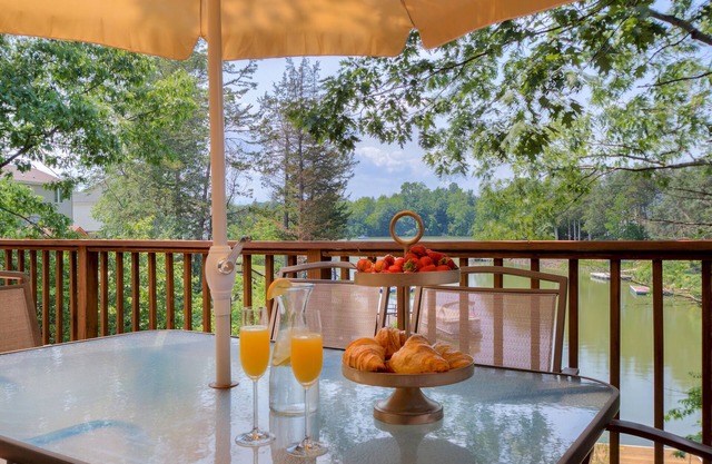 Beautiful Lakefront Chalet, 20 mins to Hudson, close to skiing