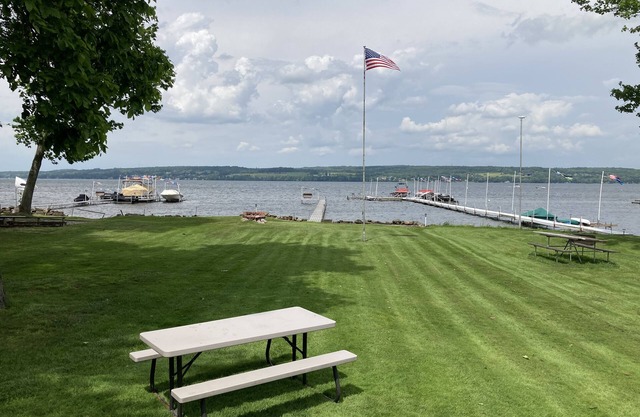 Beautiful Lakefront Cottage with Dock