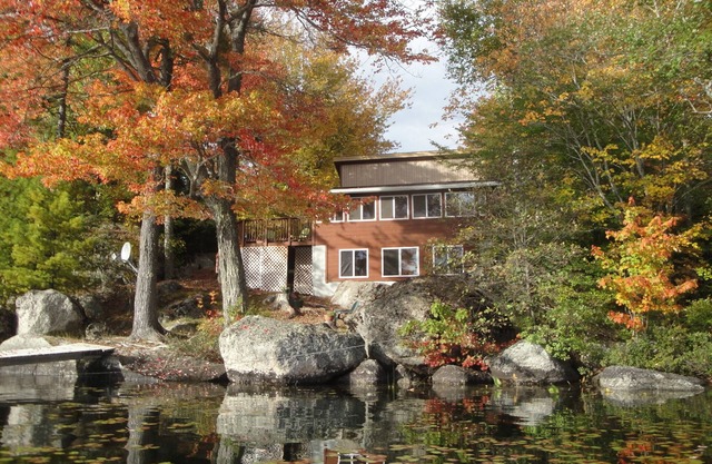 Beautiful Lakefront Cottage with Mountain Views